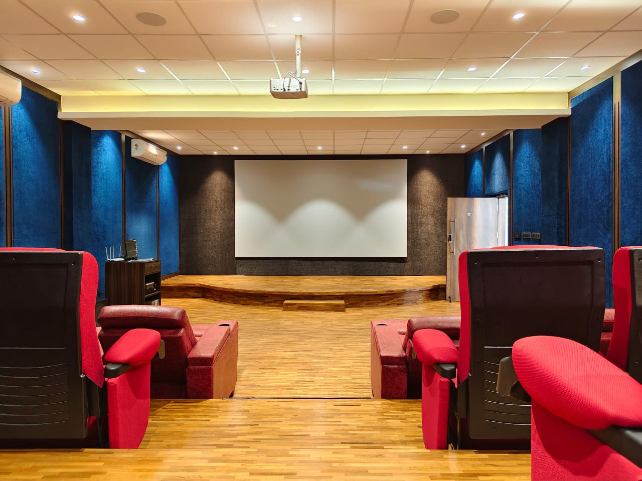 Mini theatre screen